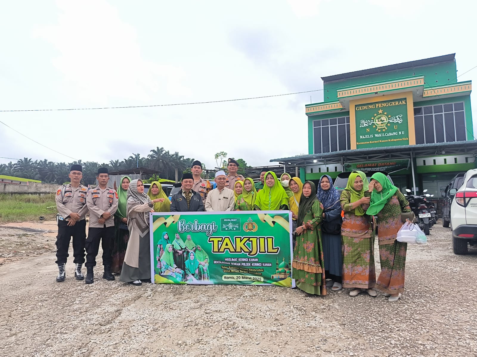 Muslimat NU Dan Polsek Kerinci Kanan Bagi Takjil kepada Masyarakat di Bulan Suci Ramadhan