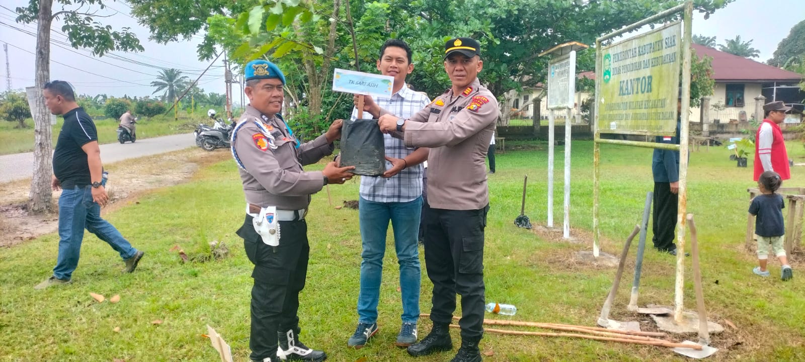 Polsek Lubuk Dalam Giat Melakukan Gerakan Penanaman Bibit Pohon 