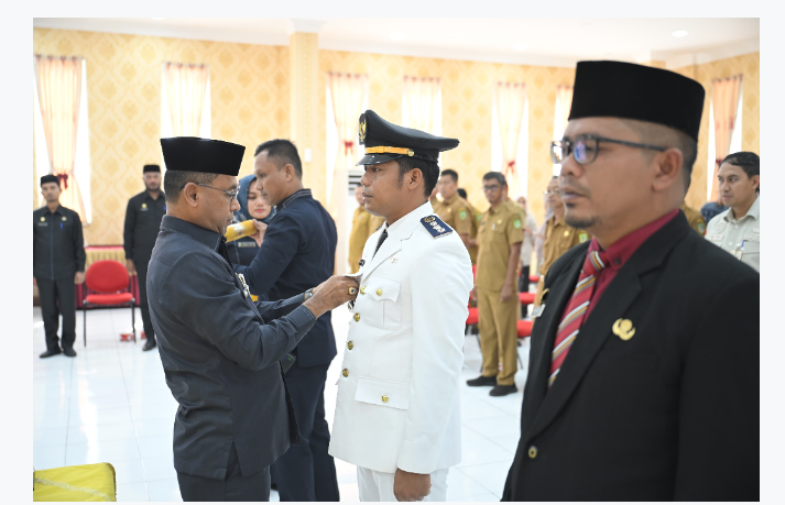 Sekda Rohil Lantik Dua Pejabat Administrator, Tegaskan Profesionalisme dan Responsivitas Pelayanan Publik 