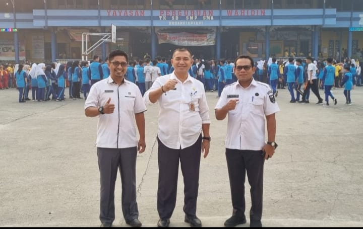 Kadisdikbud Rohil Ingatkan Kepsek SD 001 Untuk Menyelesaikan Bayaran Gaji Honoroer 1 Satpam dan 2 Orang Jaga Malam