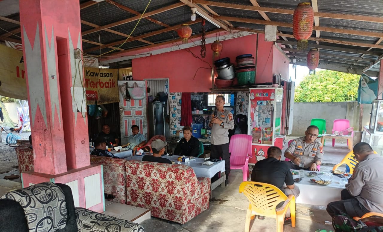 Suasana Hangat, Kapolsek Kandis Sambang Tokoh Masyarakat Kampung Jambai Makmur