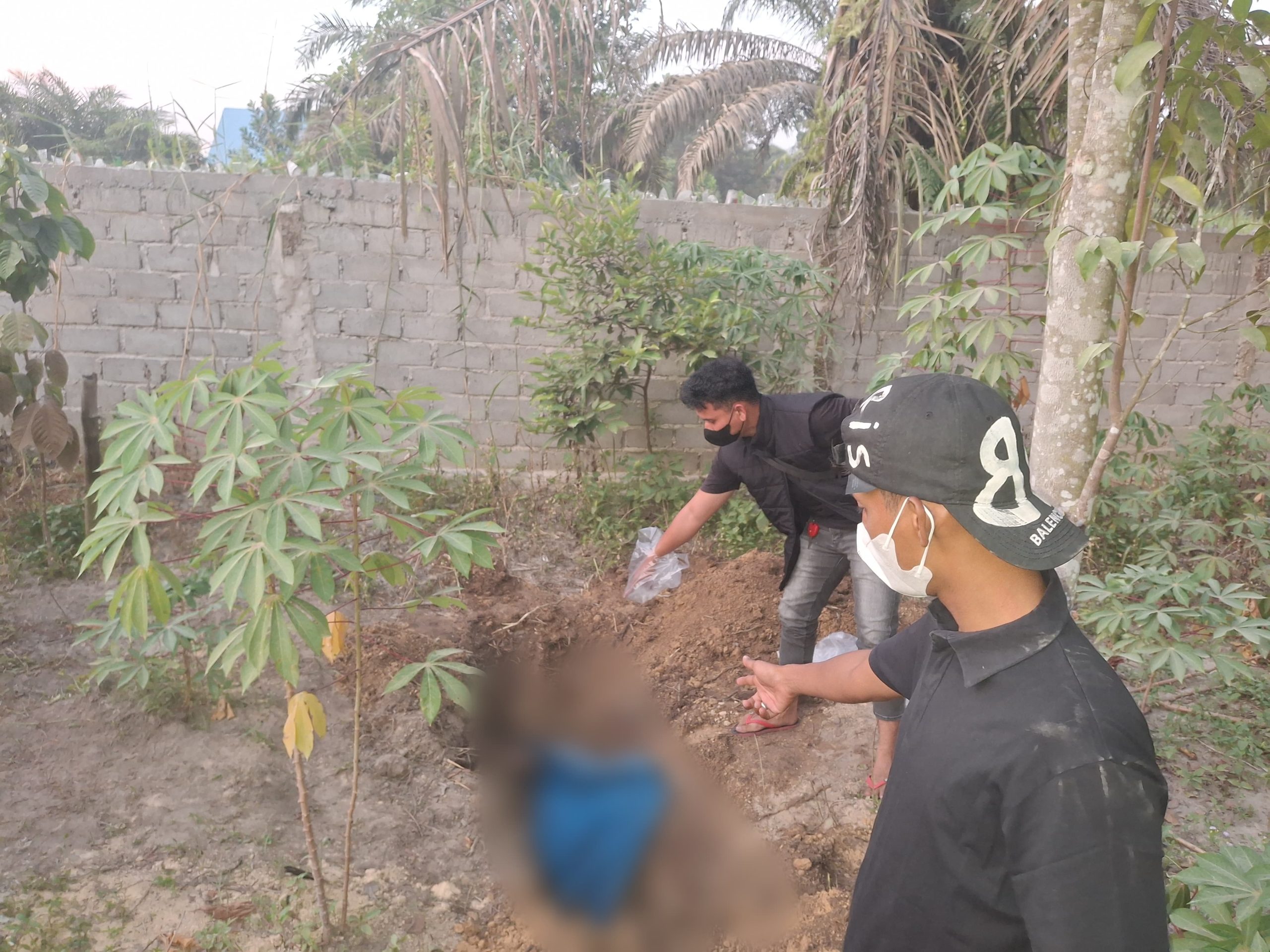 Geger! Mayat Mr. X Ditemukan Terkubur di Kebun Perawang Barat, Dibungkus Terpal