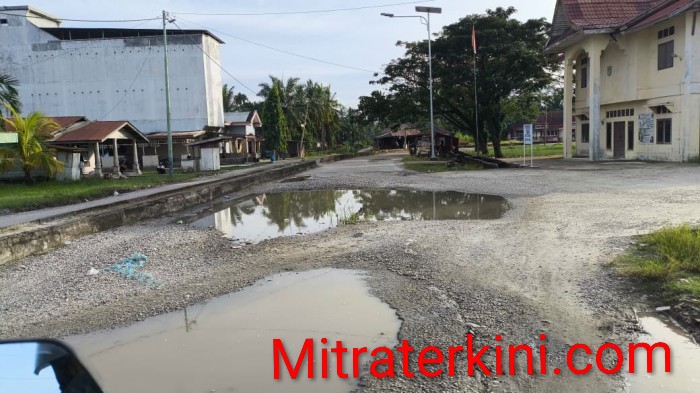Warga Mengeluhkan Akses Jalan Berlubang di Jenderal Sudirman Kubu Semakin Parah