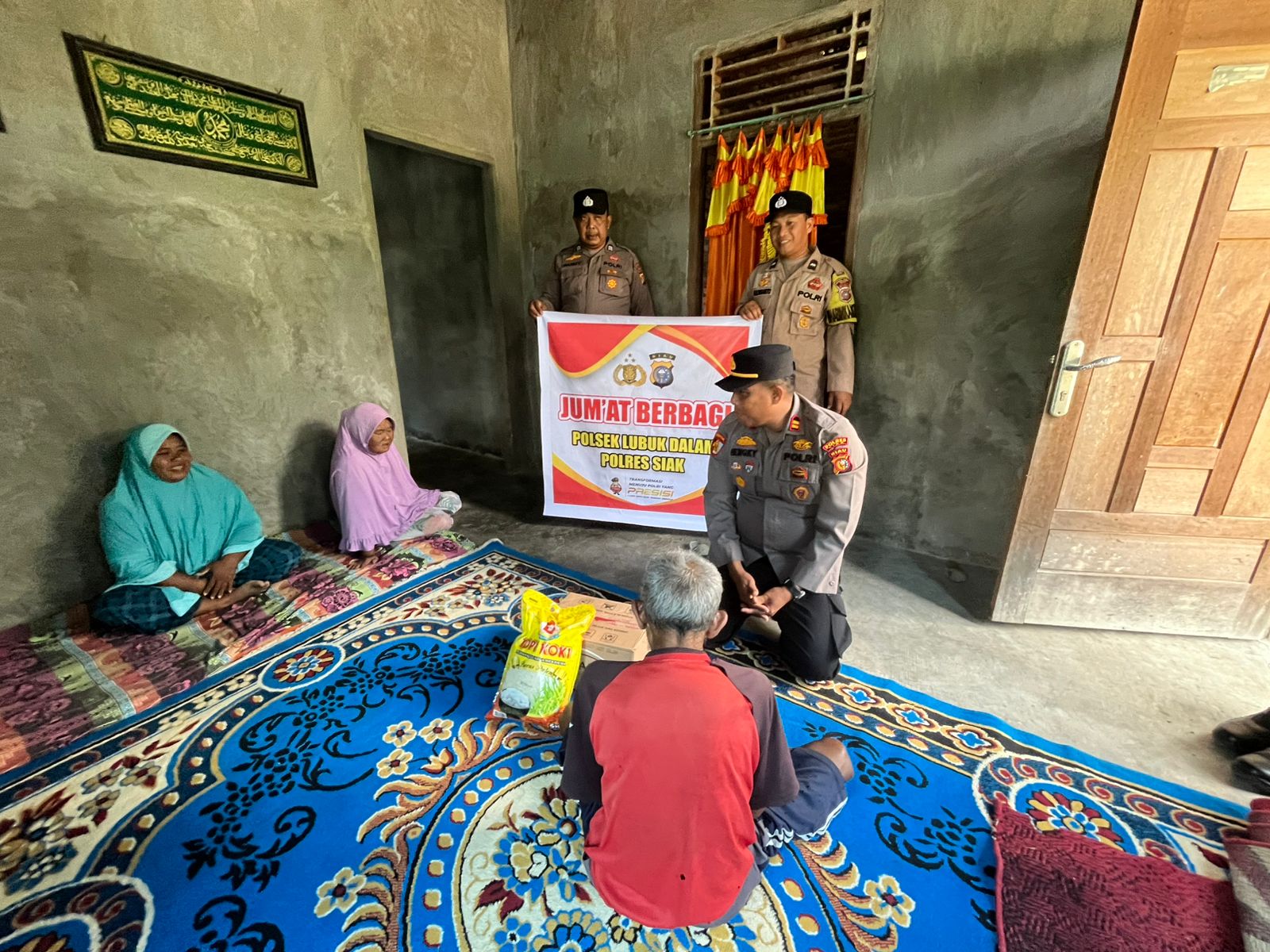 Jumat Berkah, Polsek Lubuk Dalam Salurkan Sembako kepada Lansia Sakit Paru-paru di Sialang Palas
