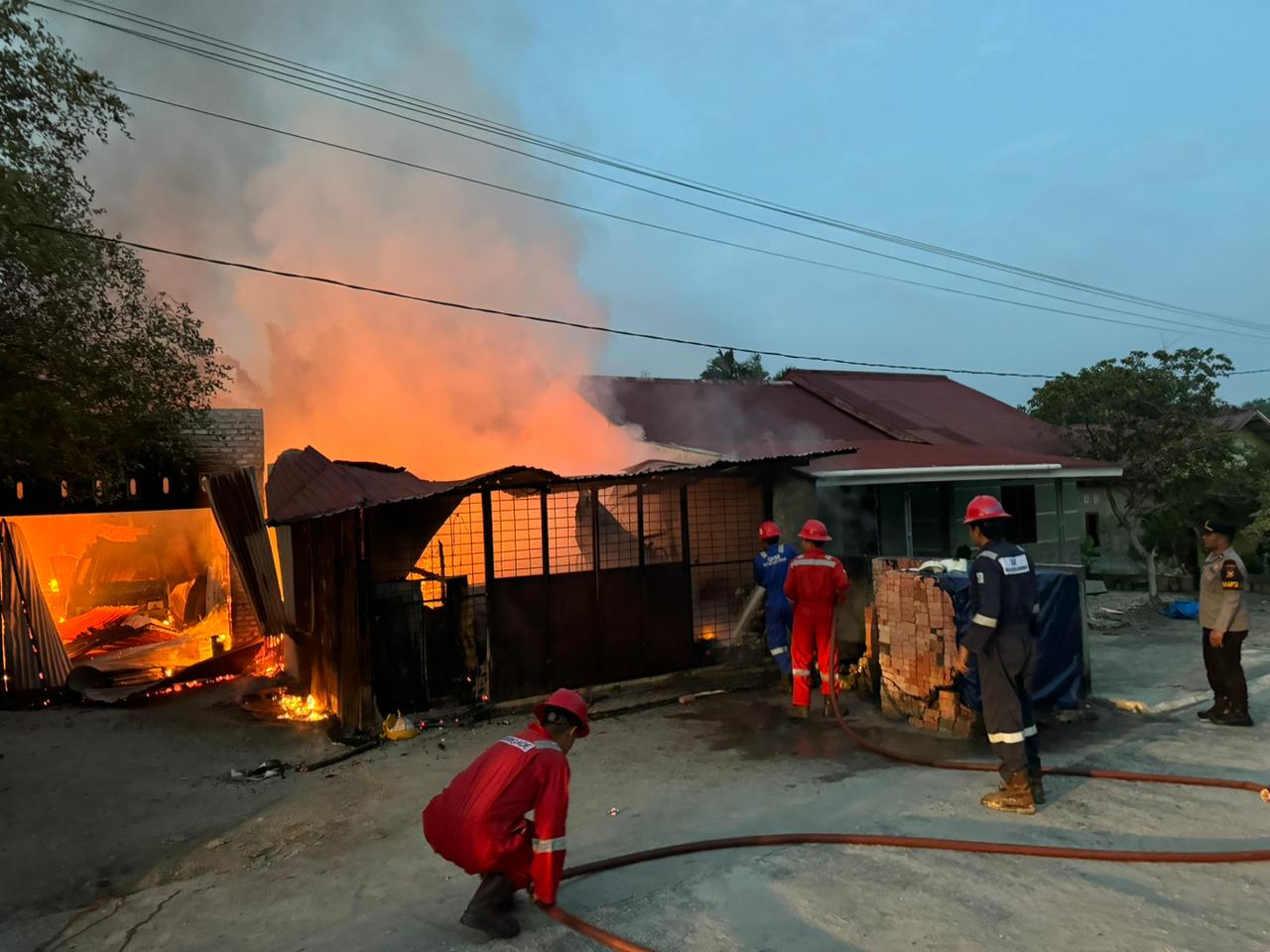 Api Ludeskan Rumah Warga Dayun, Polres Siak Sigap Turun ke TKP