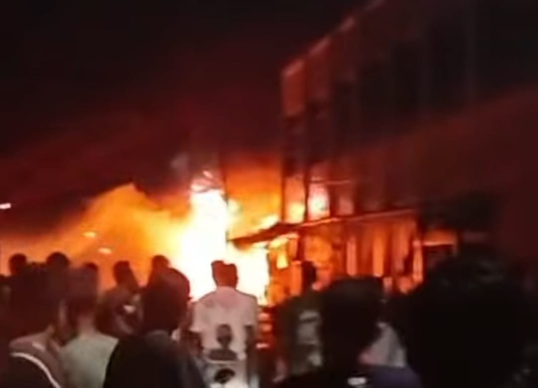 Diduga Bocor Gas, Ruko Toko Pancing di Kampung Dalam Siak Dilalap Api