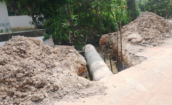 Warga Kampung Seminai Gotong Royong Perbaiki Gorong-gorong Jalan Poros Secara Swadaya