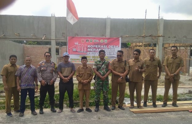 Perangkat Kampung Empang Baru Tinjau (KDMP) Penghulu Harap Proyek Lancar dan Bermanfaat