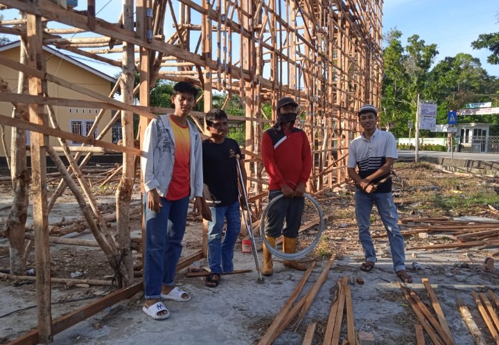 Swadaya Warga, Pemuda Karang Taruna Sebauk Bangun Menara Lampu Colok Megah