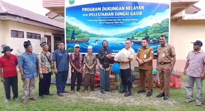 PT AIP Salurkan Alat Tangkap dan Sembako kepada 45 Nelayan Kampung Kuala Gasib