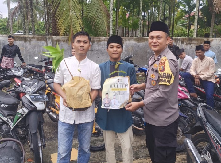 Polsek Koto Gasib Bagikan 100 Bibit Pohon kepada Jemaah Usai Salat Idul Fitri