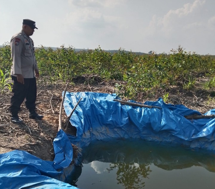 Dukung Ketahanan Pangan Nasional, Bhabinkamtibmas Polsek Sungai Mandau Cek Embung Air di Lahan Jagung PT RAPP