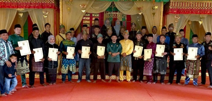 Sejarah Baru di Siak, Seluruh Kecamatan Bergabung dan Terima Mandat Tameng Adat LAMR