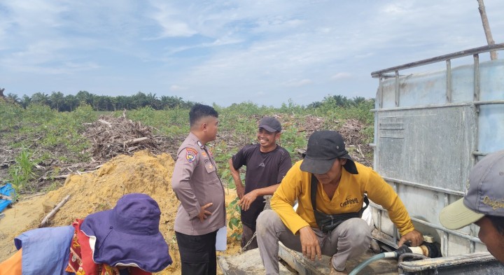 Dukung Ketahanan Pangan, Personel Polsek Sungai Mandau Monitoring Pemberian Pupuk Fertiplus di Lahan Jagung PT RAPP