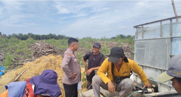 Dukung Ketahanan Pangan, Polsek Sungai Mandau Monitoring Pemupukan Jagung Pipil di HGU PT RAPP Estate Mandau