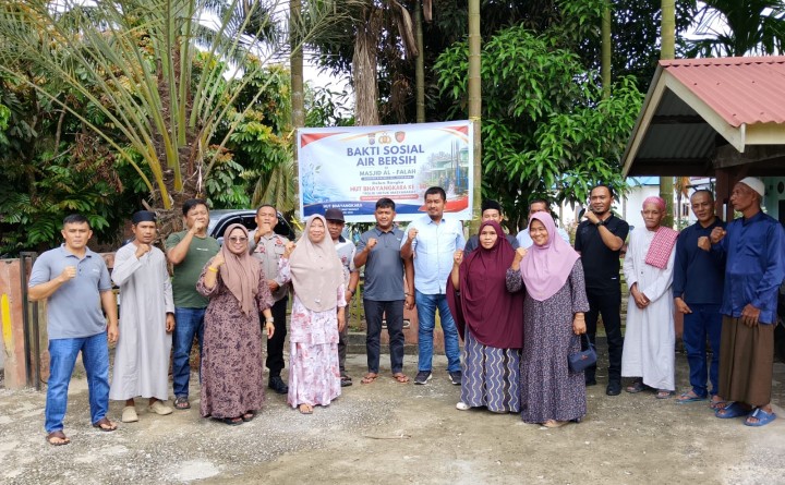 Jelang HUT Bhayangkara ke-80, Polda Riau Salurkan Bantuan Air Bersih dalam bentuk Pembuatan Sumur Bor di Masjid Al-Falah