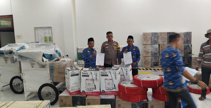 Polsek Sungai Mandau Dampingi Penyaluran Saprodi Dinas Pertanian Siak di Kampung Lubuk Jering