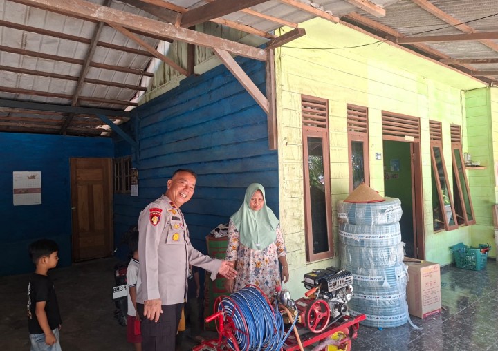 Kapolsek Sungai Mandau Salurkan Hibah Alat Pertanian Bakomsus Polda Riau kepada Petani Jagung