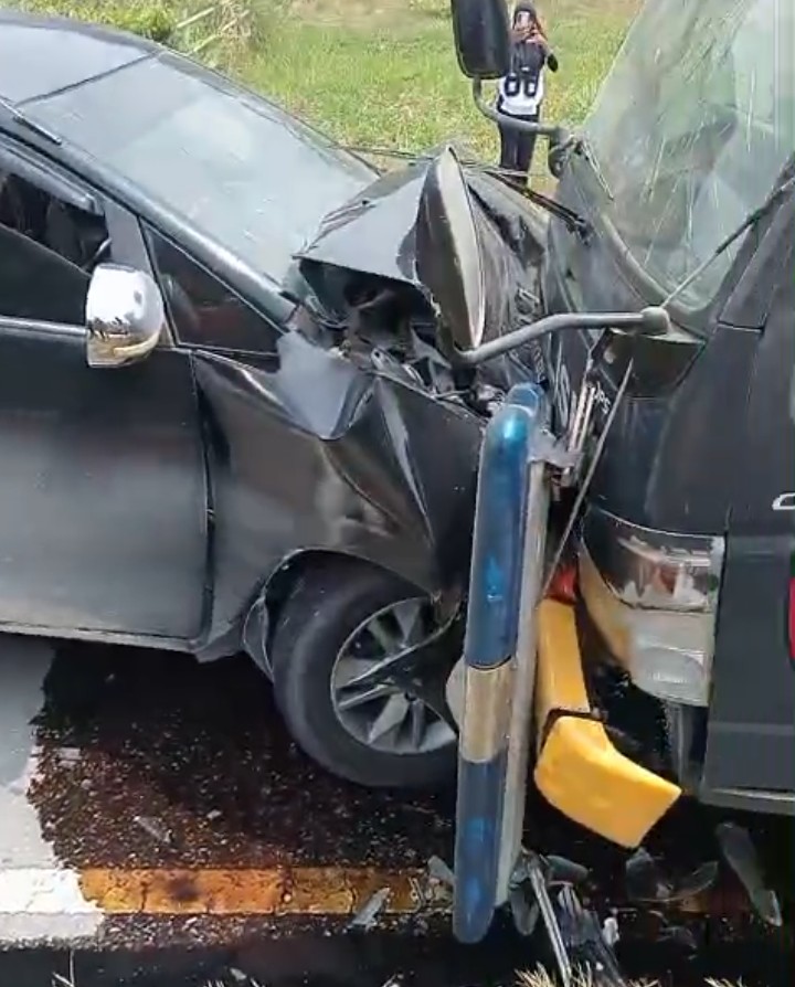 Mau Mendahului, Toyota Innova Tabrak Truk Sabhara di KM 70 Dayun