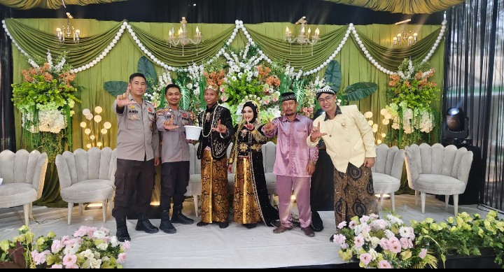 Dukung Green Policing, Polsek Kerinci Kanan Serahkan Bibit Pohon kepada Pasangan Pengantin