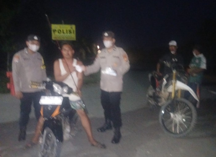 Antisipasi ISPA Akibat Kabut Asap Karhutla, Polsek Sungai Mandau Bagikan Masker Gratis