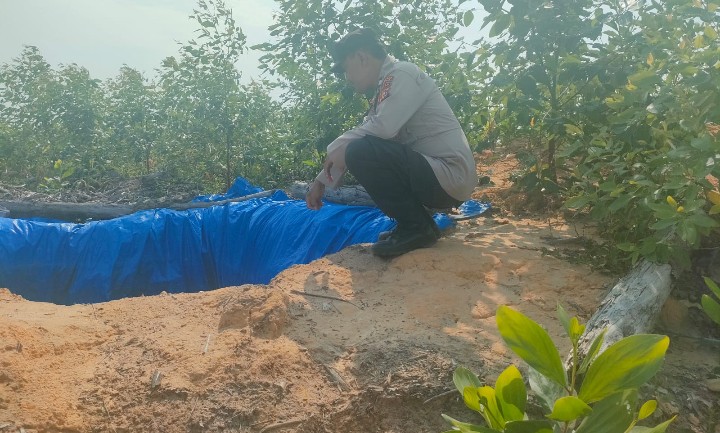 Antisipasi Kemarau Panjang dan Karhutla, Personel Polsek Sungai Mandau Cek Ketersediaan Embung Air