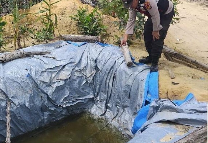 Pastikan Pasokan Air Terjaga, Personel Polsek Sungai Mandau Cek Debit Air Embung Perkebunan Jagung Pipil