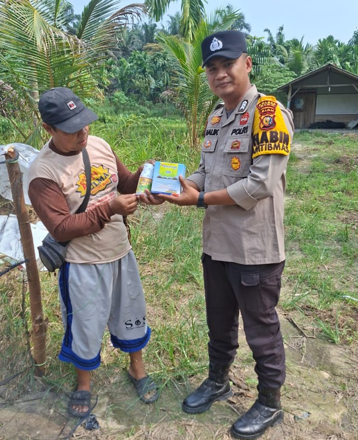 Bhabinkamtibmas Buatan Baru Dukung Kelompok Tani Kendalikan Hama dan Gulma Jagung