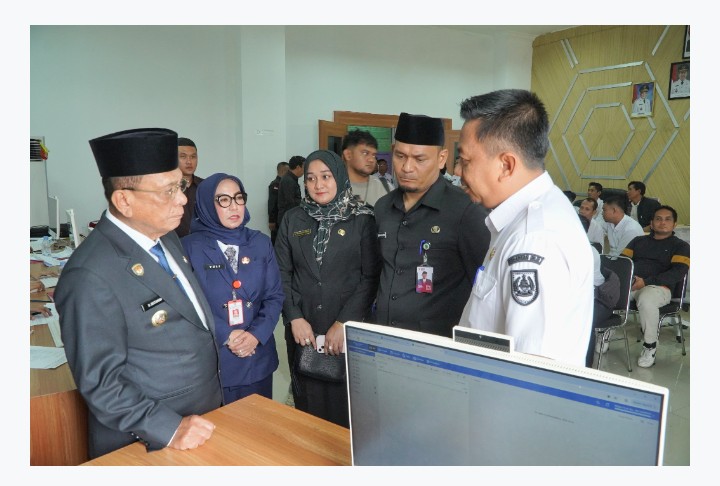 Dukung Transformasi Digital, Bupati Rohil H. Bistamam Tinjau Perekaman TTE Bagi PPPK Paruh Waktu